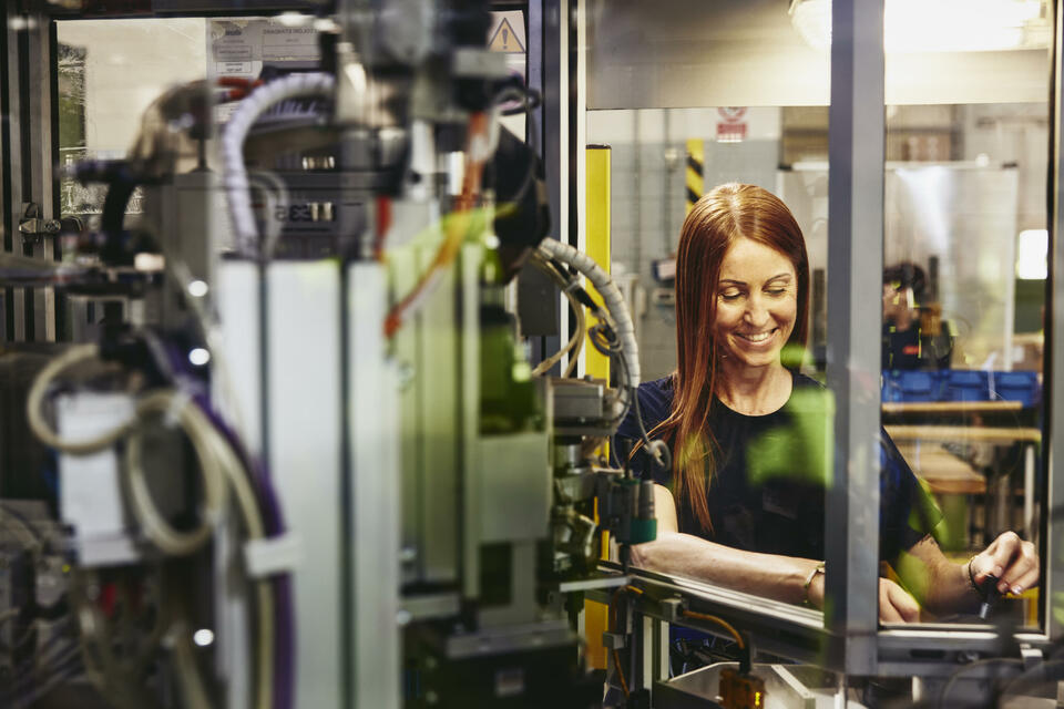 mujer sonriente operando una máquina mujer sonriente operando una máquina