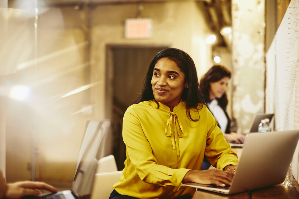 mujer sonriente trabajando en un escritorio mujer sonriente trabajando en un escritorio